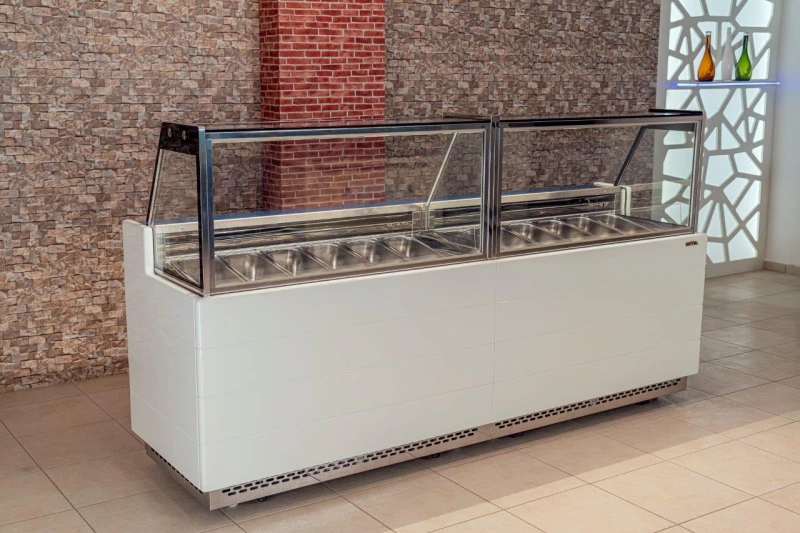 The fully insulated monoblock polyurethane body houses two compressors (16G and above) and two independent cooling systems; in the event of a failure of one compressor, it provides end users with valuable time to intervene and protect the ice cream products.

Heated and tempered front and side glass panels ensure clear visibility without being adversely affected by changing external weather conditions.