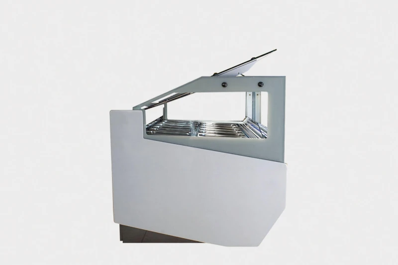 
Modern ve klasik mimarilere uyum sağlayan tasarım. İki farklı cam yüksekliği ile sunulmaktadır. Kolay temizlik için üst cam açılabilir. Formu ile müşteri ve tezgahtarın etkileşim verimliliğini arttırıyor.