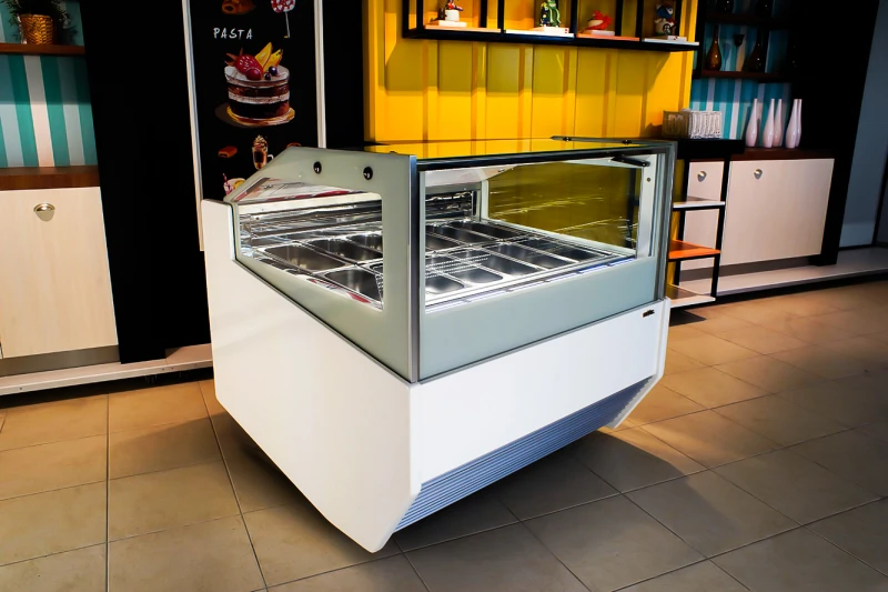 Tam yalıtım sağlayan poliüretan yekpare kasasının içinde 2 adet kompresör bulunur(S45G ve 16G üzeri), 2 ayrı soğutma sistemi; kompresörlerden bir adedinin arızalanması durumunda dondurmalara müdahale için siz son kullanıcılara zaman kazandırır. Isıtmalı ve temperli ön ve yan camlar değişen dış hava koşullarından görüş açısının olumsuz etkilenmemesini sağlar