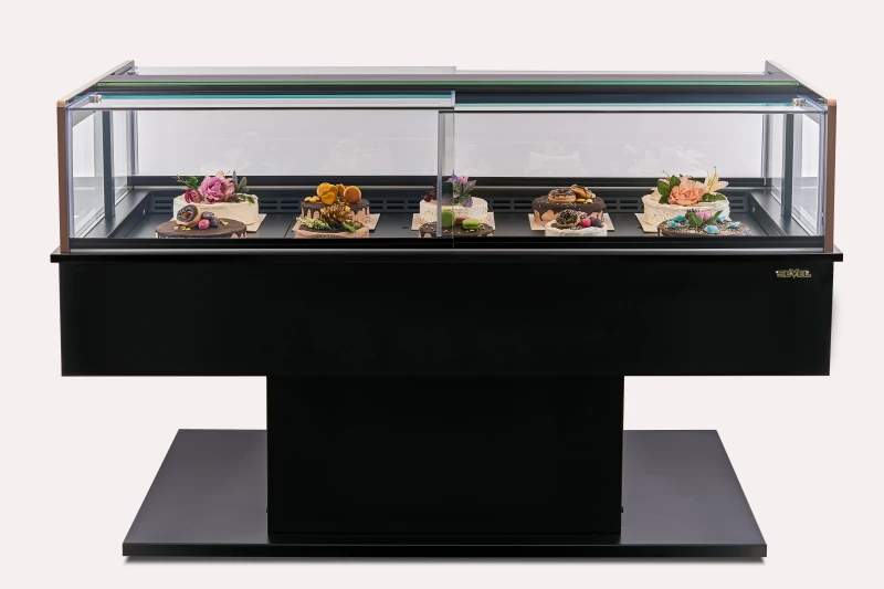 Tekerlek ve sabit ayakla üretilir.
Arka tarafı özel üretim pleksi sürgü kapaktır.
Soğutma Kapasitesi; +35 C derecede %60 nem ve ortam koşullarında test edilmiştir