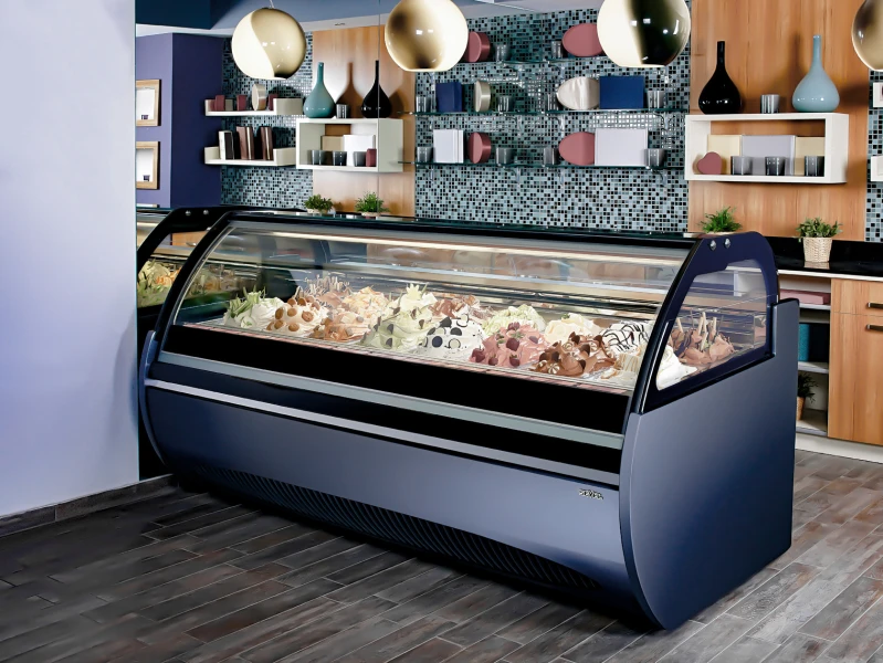 Tam yalıtım sağlayan poliüretan yekpare kasasının içinde 2 adet kompresör bulunur (16G ve üzeri), 2 ayrı soğutma sistemi; kompresörlerden bir adedinin arızalanması durumunda dondurmalara müdahale için siz son kullanıcılara zaman kazandırır